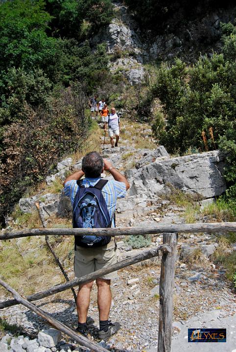 discesa tra le rocce.JPG